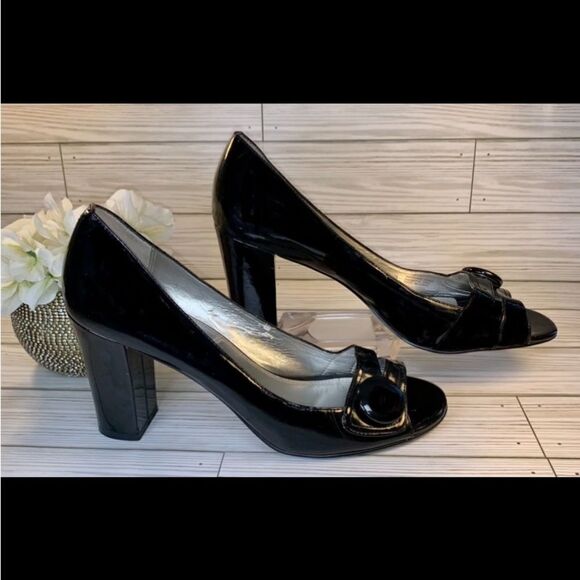 TAHARI Size 10M Black Patten Leather Peekaboo Button 3.75 Heels - Picture 3 of 11